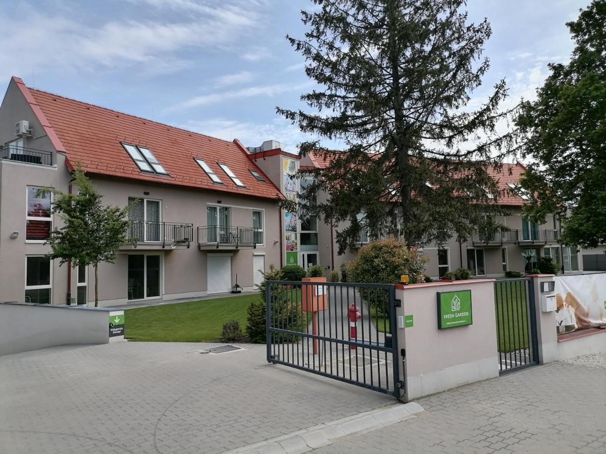 Апартаменты Kapitany Apartman Шиофок Экстерьер фото